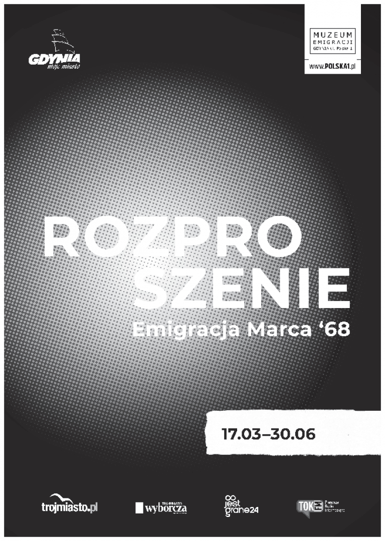 Plakat. Czarne tło. Na środku grafiki jasny okrąg padającego światła. W okręgu napis ROZPROSZENIE Emigracja Marca '68. Pod spodem biały pasek z datą trwania wystawy. W prawym górnym rogu plakatu biały logotyp Muzeum Emigracji w Gdyni. W lewym górnym rogu plakatu logotyp miasta Gdyni. Na dole plakatu cztery logotypy patronatów medialnych.