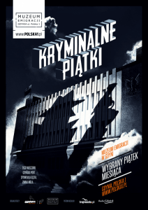 plakat wydarzenia z napisem "kryminalne piątki" cień w kształcie postaci z pistoletem w kapeluszu pada na budynek muzeum.