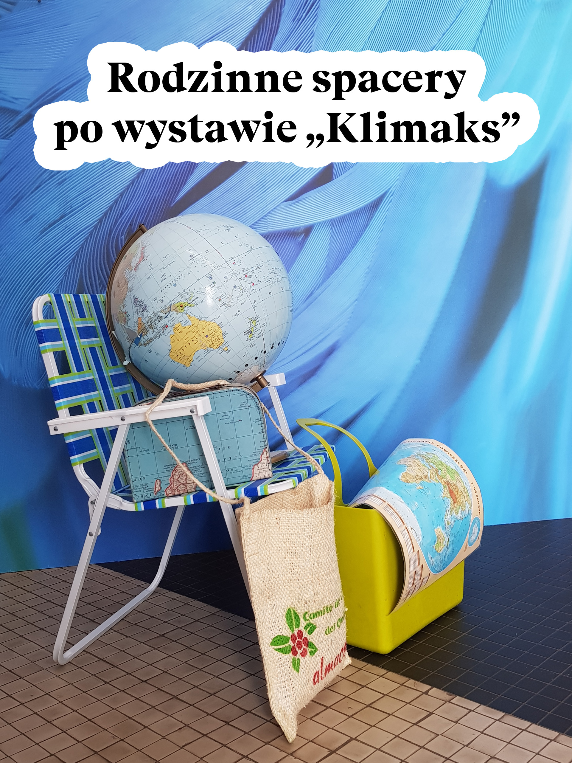 Zdjęcie składanego krzesła w muzeum na tle zdjęcia piór. Na krześle leży globus., obok mapa i inne akcesoria. W górnej części widoczny napis z nazwą wydarzenia.