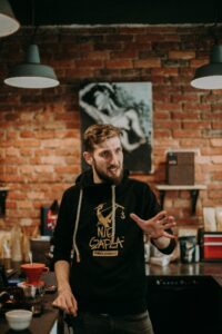barista prowadzący wykład w palarni kawy