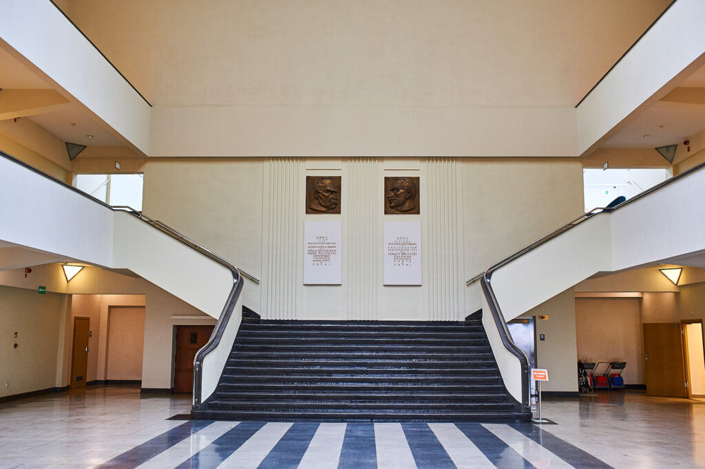 fotografia holu muzeum, centralnie znajdują się schody