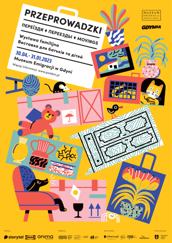 Żółty plakat. W lewym górnym rogu napis: Przeprowadzki. Wystawa familijna. 30.04-31.01.2023. Obok logo Muzeum Emigracji w Gdyni oraz miasta Gdynia. Poniżej rysunki: meble, rośliny, zabawki i zwierzęta przemieszane ze sobą i zwrócone w różne strony. Na dole logotypy partnerów.