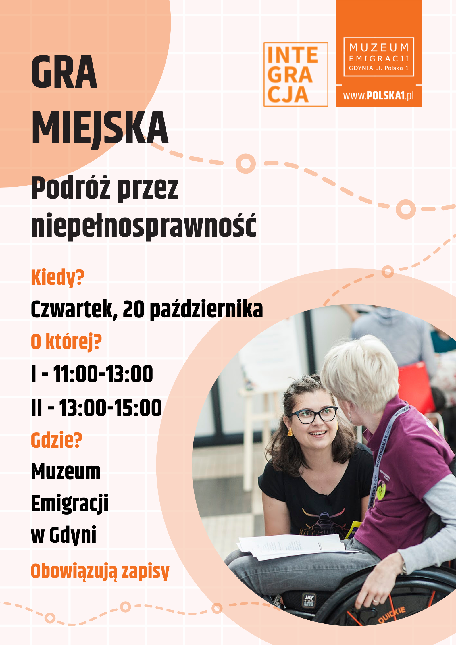 Biało-pomarańczowa grafika z kolorowym zdjęciem. Na górze napis 'gra miejska podróż przez niepełnosprawność'. Pod nim dane do wydarzenia. Z prawej strony kolorowe zdjęcie kobiety na wózku i drugiej kobiety, która przy niej kuca w okrągłym kształcie. Na samej górze dwa logotypy: muzeum oraz centrum Integracja. Plakat zdobią graficzne pomarańczowe dodatki.