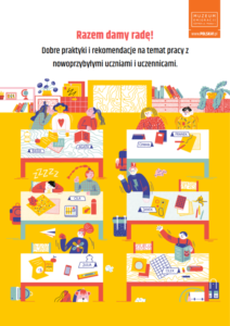 Kolorowa grafika i jednocześnie okładka materiału psychoedukacyjnego. Na grafice dzieci siedzący w szkolnych ławkach w klasie. Nad grafiką tytuł książki " Razem damy radę! Dobre praktyki i rekomendacje na temat pracy z nowoprzybyłymi uczniami i uczennicami". Obok pomarańczowa banderola z logotypem muzeum.