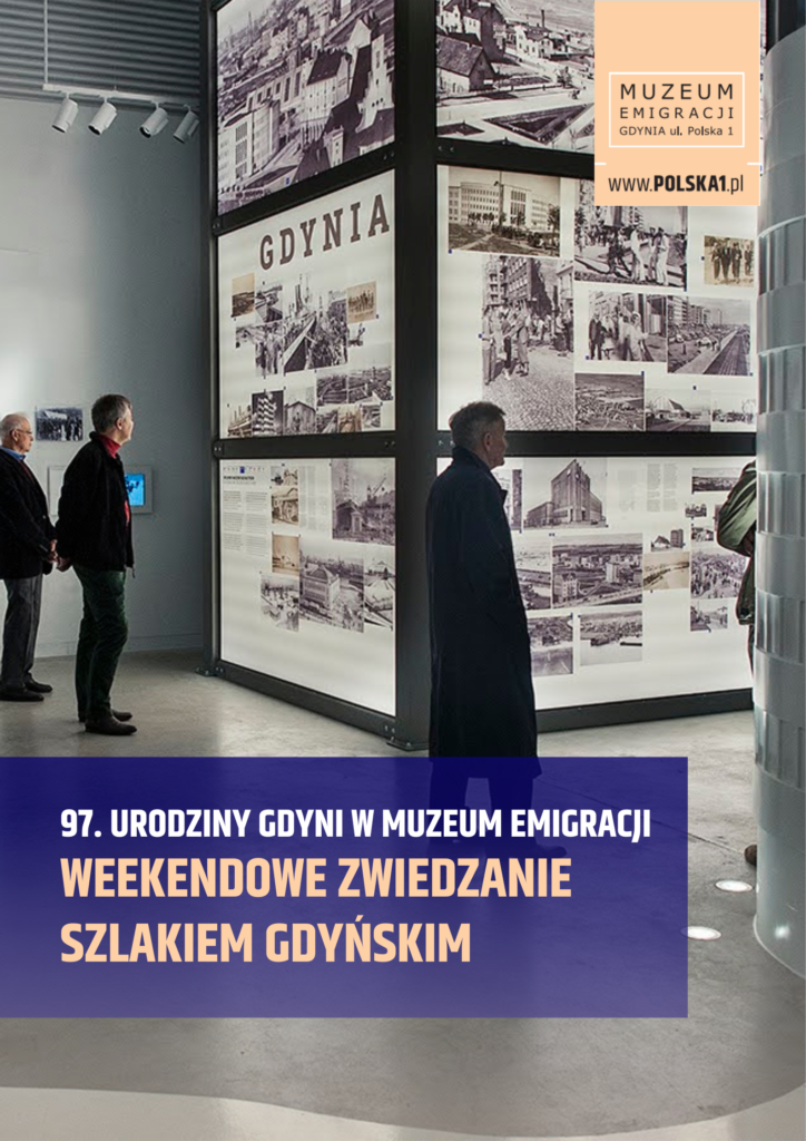 Kolorowe zdjęcie. Zwiedzający na wystawie stałej przy fragmencie dotyczącym Gdyni. Na dole napis: 97. urodziny Gdyni w Muzeum Emigracji, weekendowe zwiedzanie szlakiem gdyńskim.