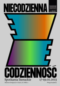 Kolorowy plakat. Na samym środku dwa wielkie kształty, przez które przechodzi gradient kolorów. W oczy rzuca się napis: niecodzienna codzienność. Na samej górze czarna banderola muzeum emigracji. Na dole napis: spotkania literackie, muzeum emigracji w gdyni, 17-19.02.2023, wstęp bezpłatny.