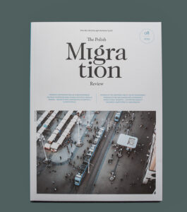 [17:20] Adrianna Lasinkiewicz Kolorowe zdjęcie okładki ósmego numeru Przeglądu Migracyjnego. Na górze okładki czarny napis: polski przeglądmigracyjny, the polish migration review. Pod spodem duże zdjęcie kolejki i tłumu ludzi z lotu ptaka.