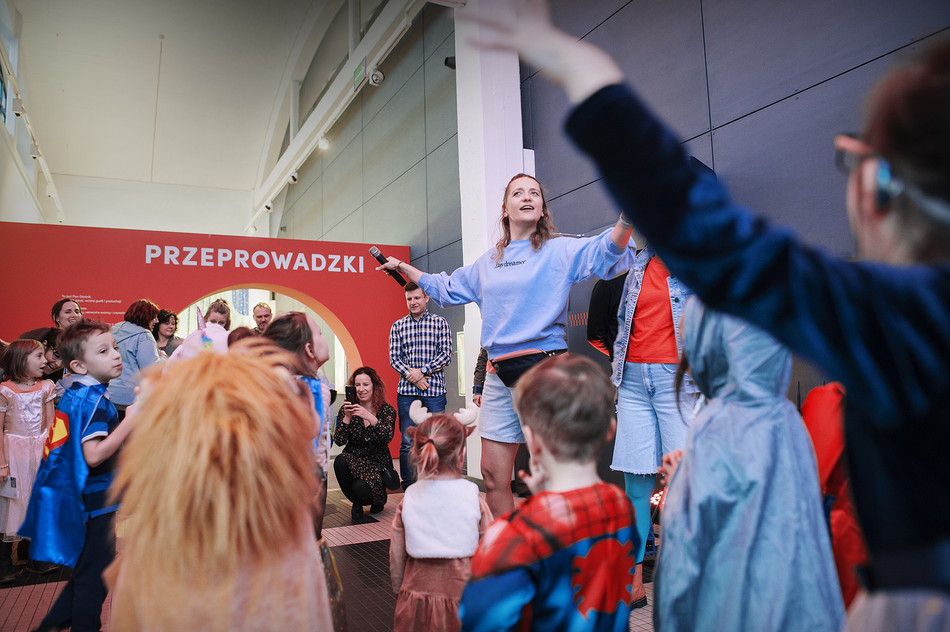 Read more about the article Bal na „do widzenia” wystawy „Przeprowadzki” – fotorelacja