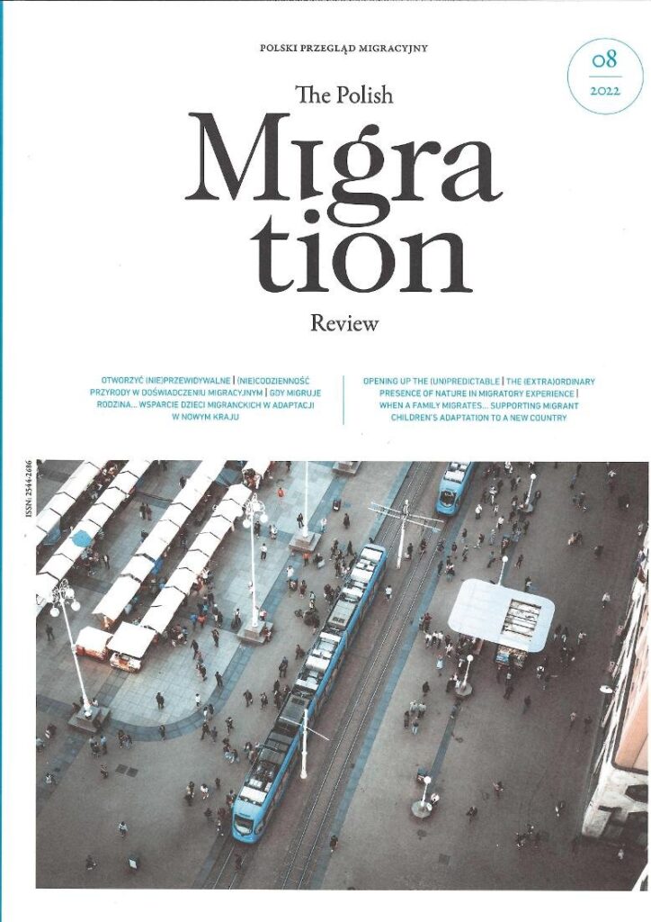 Kolorowe zdjęcie. Skan okładki ósmego numeru Przeglądu Migracyjnego. Na górze okładki czarny napis: polski przeglądmigracyjny, the polish migration review. Pod spodem duże zdjęcie kolejki i tłumu ludzi z lotu ptaka.