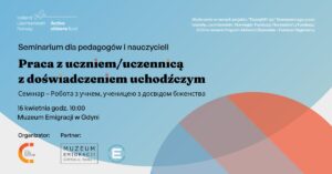 Plakat seminarium dla pedagogów i nauczycieli. ment. Na jasnoniebieskim tle czarnymi literami umieszczono tematykę spotkania o edukacji dla uczniów z doświadczeniem uchodźczym.