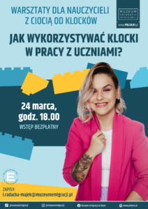 Kolorowa grafika. Na pierwszym planie uśmiechnięta kobieta, która pozuje na niebieskim tle z kolorowymi klockami.
