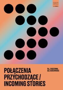 Kolorowy plakat. Na dole napis: Połączenia przychodzące / Incoming Stories". Na górze na kolorowym tle strzałka z czarnych kropek.