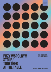 Kolorowy plakat. Na dole napis: Przy wspólnym stole, together at the table. Na górze kwadrat z wielu czarnych kropek. Na dole logo wydawnictwa Słowo/obraz terytoria.