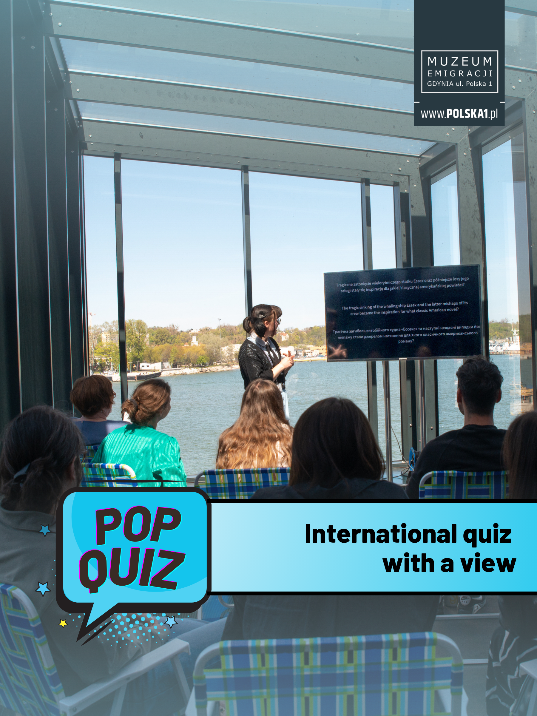 Kolorowe zdjęcie. Grupa ludzi na pasarelce muzeum emigracji przed telewizorem. Na górze czarna banderola muzeum. Na plakacie napis: Pop quiz. International quiz with a view.