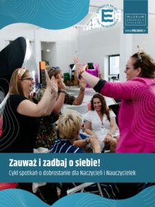 Trzy kobiety uśmiechają się do siebie i przybijają piątki. Obok nich kilka kobiet siedzących na leżakach.