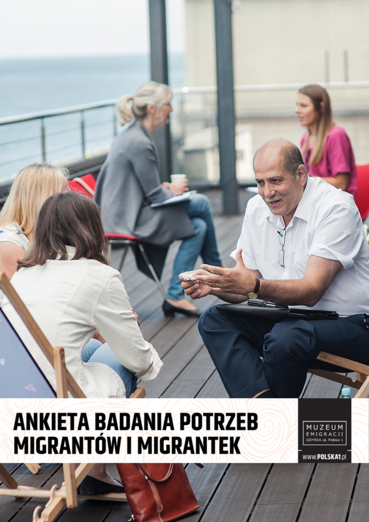 Zdjęcie przedstawia grupę ludzi uczestniczących w badaniu ankietowym na świeżym powietrzu, na tarasie z widokiem na morze. W centralnej części zdjęcia mężczyzna w białej koszuli rozmawia z dwoma kobietami siedzącymi na krzesłach. W tle widać kolejną parę rozmówców, z czego jedna osoba trzyma notes. Na dole zdjęcia znajduje się napis "A SURVEY EXAMINING THE NEEDS OF MIGRANTS" oraz logo Muzeum Emigracji w Gdyni.