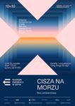 Plakat w orientacji pionowej, utrzymany w estetyce nowoczesnej i ambientowej. Tło tworzy gradientowy pejzaż – od głębokiego granatu przez odcienie błękitu i różu aż po ciepły, pomarańczowy horyzont, przypominający zachód słońca nad morzem. W centrum kompozycji – charakterystyczny motyw dużego „X” zbudowanego z czterech trójkątów w jasnoróżowym kolorze, wpisanych w geometryczny, przestrzenny układ. W górnej części plakatu, po lewej stronie, napis: „10×10”, po prawej – „DZIESIĘĆ LAT MUZEUM EMIGRACJI W GDYNI”. Poniżej, na tle gradientu – lista artystów biorących udział w wydarzeniu (białą i różową czcionką): Antonina Car, Dtekk, Eta Hox, Mattia Onori, Miłosz Kędra, Pruski. W lewym dolnym rogu na gradientowym tle podano datę i czas wydarzenia: „9.08.25, sobota / Start 20:00 / (gramy do 6:00)”, a w prawym – informację o oprawie wizualnej: „Światło i wizualizacje: Tving Stage Design”. Dolna część plakatu wypełniona jest jednolitym granatowym blokiem z logo Muzeum Emigracji w Gdyni (biała strzałka z trzema pasami) i nazwą instytucji, a obok dużym, jasnoróżowym fontem tytuł wydarzenia: „CISZA NA MORZU” oraz podtytuł: „Noc ambientowa”. Na samym dole znajdują się logotypy partnerów i patronów medialnych (w tym m.in. Silent Booking, Trojmiasto.pl, Prestiż), a także ikony social mediów i adresy kontaktowe muzeum. Całość spójna, klimatyczna, budująca atmosferę spokojnego, artystycznego wydarzenia muzycznego związanego z obchodami 10-lecia Muzeum Emigracji.