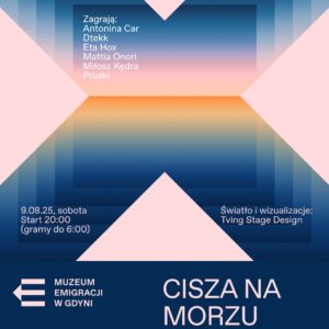 Plakat w orientacji pionowej, utrzymany w estetyce nowoczesnej i ambientowej. Tło tworzy gradientowy pejzaż – od głębokiego granatu przez odcienie błękitu i różu aż po ciepły, pomarańczowy horyzont, przypominający zachód słońca nad morzem. W centrum kompozycji – charakterystyczny motyw dużego „X” zbudowanego z czterech trójkątów w jasnoróżowym kolorze, wpisanych w geometryczny, przestrzenny układ. W górnej części plakatu, po lewej stronie, napis: „10×10”, po prawej – „DZIESIĘĆ LAT MUZEUM EMIGRACJI W GDYNI”. Poniżej, na tle gradientu – lista artystów biorących udział w wydarzeniu (białą i różową czcionką): Antonina Car, Dtekk, Eta Hox, Mattia Onori, Miłosz Kędra, Pruski. W lewym dolnym rogu na gradientowym tle podano datę i czas wydarzenia: „9.08.25, sobota / Start 20:00 / (gramy do 6:00)”, a w prawym – informację o oprawie wizualnej: „Światło i wizualizacje: Tving Stage Design”. Dolna część plakatu wypełniona jest jednolitym granatowym blokiem z logo Muzeum Emigracji w Gdyni (biała strzałka z trzema pasami) i nazwą instytucji, a obok dużym, jasnoróżowym fontem tytuł wydarzenia: „CISZA NA MORZU” oraz podtytuł: „Noc ambientowa”. Na samym dole znajdują się logotypy partnerów i patronów medialnych (w tym m.in. Silent Booking, Trojmiasto.pl, Prestiż), a także ikony social mediów i adresy kontaktowe muzeum. Całość spójna, klimatyczna, budująca atmosferę spokojnego, artystycznego wydarzenia muzycznego związanego z obchodami 10-lecia Muzeum Emigracji.