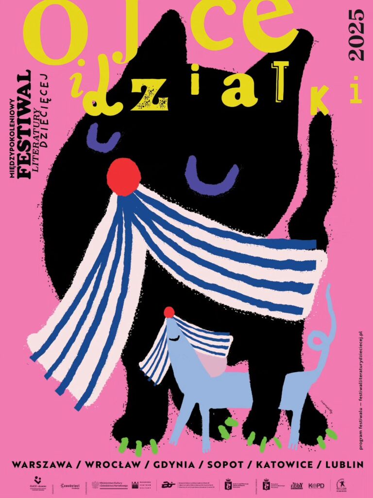 Plakat Międzypokoleniowego Festiwalu Literatury Dziecięcej „Ojce i Dziatki” 2025. Tło plakatu jest różowe, a centralną ilustrację stanowi duży, czarny, kotowaty stwór z przymkniętymi oczami, czerwonym nosem i niebiesko-białym szalikiem, który dzieli z małym, niebieskim pieskiem. Postacie mają bajkowy, nierealistyczny charakter. Tytuł festiwalu „Ojce i dziatki” zapisany jest dużymi, nieregularnymi literami w różnych odcieniach żółci, rozsypanymi po całym plakacie. Po lewej stronie pionowy tekst: „Międzypokoleniowy Festiwal Literatury Dziecięcej”, a po prawej – rok „2025”. Na dole plakatu wymieniono miasta, w których odbywa się festiwal: Warszawa, Wrocław, Gdynia, Sopot, Katowice, Lublin. Widoczne są również logotypy organizatorów i partnerów, w tym Ministerstwa Kultury i Dziedzictwa Narodowego. Styl plakatu jest radosny, artystyczny i pełen dziecięcej fantazji.