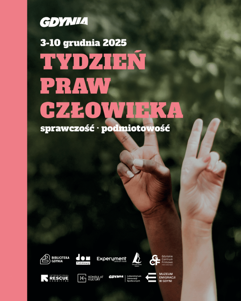 Plakat z dwiema dłońmi, których palce wskazujące i środkowe wyprostowane, reszta zgięte.