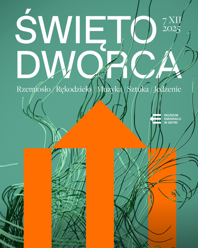 Tło turkusowe z kształtami przypominającymi nitki makaronu. Na środku znak Muzeum Emigracji - trzy pionowe kreski, nad środkową trójkąt.
