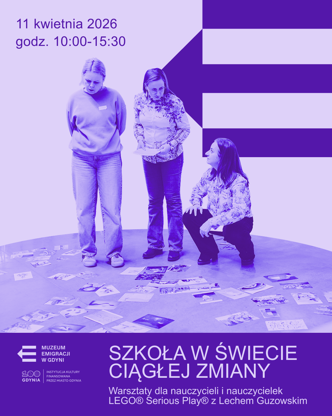 Grafika promująca projekt: trzy dorosłe kobiety rozmawiają, przed nimi na podłodze są rozłożone kartki z tekstami i obrazami, na zdjęciu jest fioletowy filtr. Pod spodem na fioletowym tle informacje o projekcie. W prawym górnym rogu fioletowy logotyp Muzeum Emigracji w Gdyni - znak graficzny z trzema poziomymi liniami, środkowa zakończona trójkątem skierowanym w lewo.