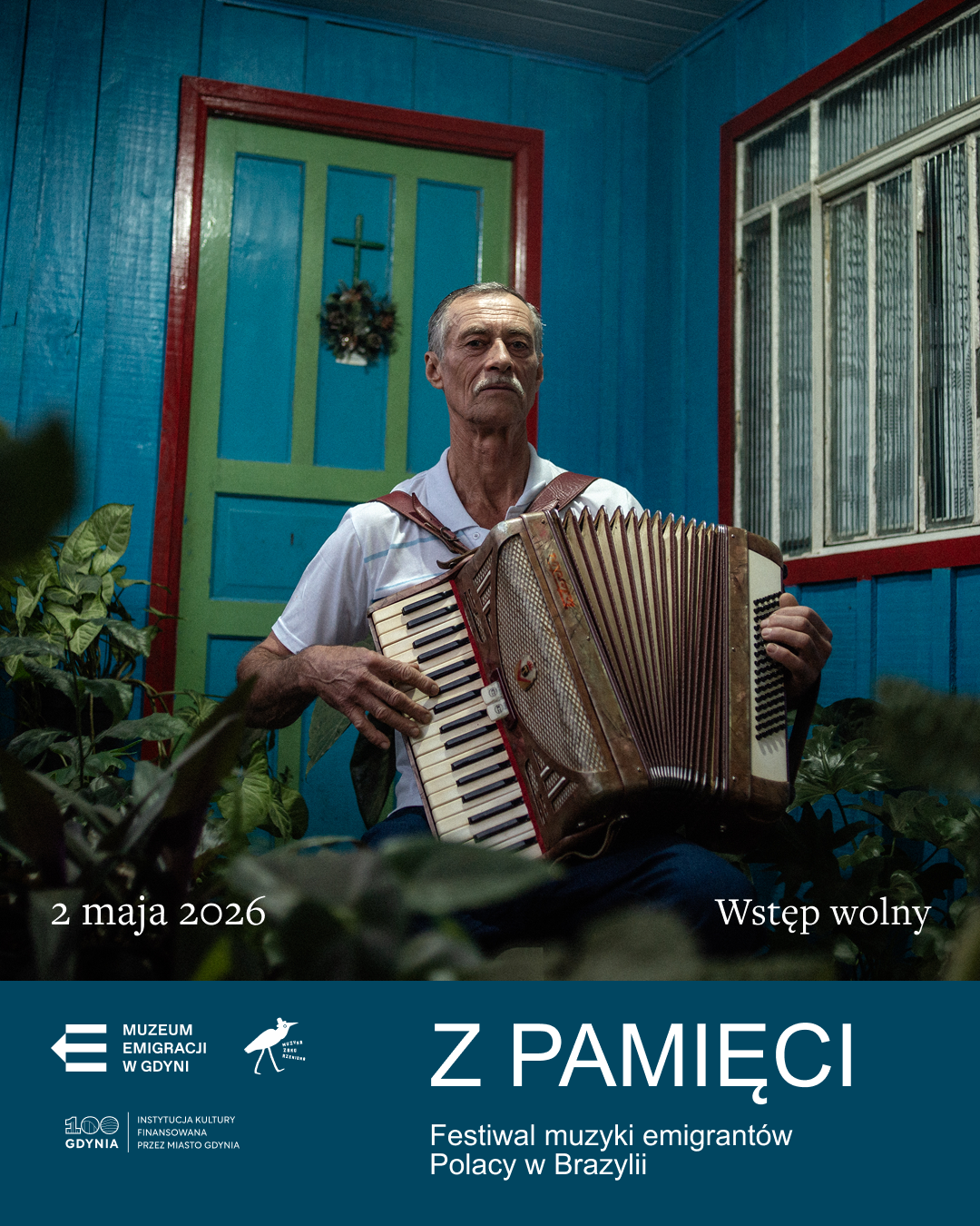 Grafika promująca projekt: starszy mężczyzna z siwym wąsem w jasne koszulce polo gra na akordeonie, w tle niebieski drewniany budynek z drzwiami i oknem, dookoła zielone rośliny. Na dole na tle w morskim kolorze tytuł projektu.
