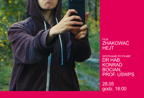Grafika promująca pokaz filmu „Zhakować hejt” w ramach cyklu Millennium Docs Against Gravity w Kinie Kompas w Muzeum Emigracji w Gdyni: kobieta w czapce z daszkiem i bluzie z kapturem robi zdjęcie telefonem. W prawym górnym rogu biały logotyp Muzeum Emigracji w Gdyni - znak graficzny z trzema poziomymi liniami, środkowa zakończona trójkątem skierowanym w lewo. Na dole na różowym tle informacje o projekcie.
